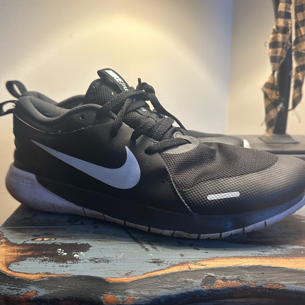 Girls NIKE FLEXCONTACT 4. Size 7.5 Y.